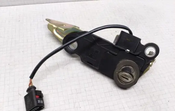 Volkswagen PASSAT B5.5 Tailgate exterior lock 3B9827297A