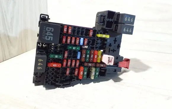 Audi A1 Fuse module 2Q0937615A N03380 VWEE92121
