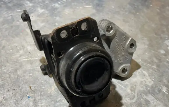 Citroen Berlingo Engine mount bracket 9682026780