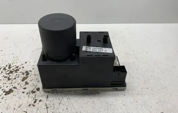 Audi A4 S4 B5 8D Central locking vacuum pump 8L0862257A 002240896 002240996