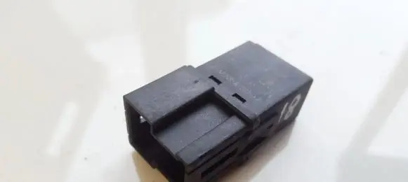 Volvo S40, V40 Other relay MB953382