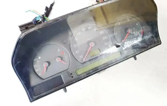 Volvo S70 V70 V70 XC Speedometer (instrument cluster) 9168144