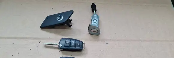 Audi Q3 F3 Ignition key/card 81A837220J