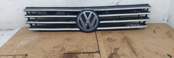 Volkswagen PASSAT B4 Front bumper upper radiator grill 3A0853653C