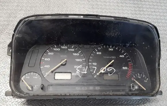 Volkswagen Golf III Speedometer (instrument cluster) 87001262