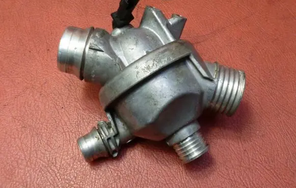 Thermostat/thermostat housing