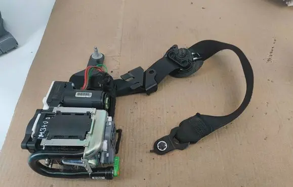 Mercedes-Benz C AMG W204 Front seatbelt 619060900 010R000