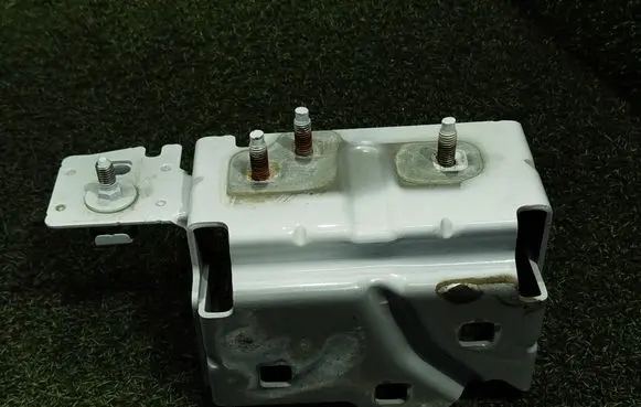 Fender mounting bracket