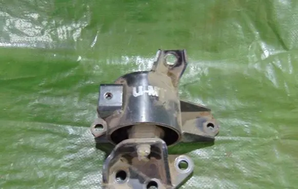 Hyundai i20 (PB PBT) Engine mount bracket