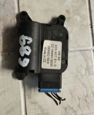 Volkswagen Golf Plus Air flap motor/actuator 3C0907511D CZ1168802930