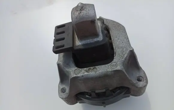 BMW 5 G30 G31 Engine mount bracket