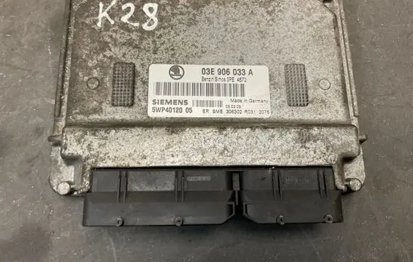 Skoda Fabia Mk1 (6Y) Engine control unit/module ECU 03E906033A 5WP4012005