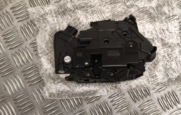 Volkswagen Tiguan Rear door lock 5N0839015A