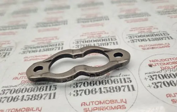 Volkswagen Touareg I Fuel Injector clamp holder 