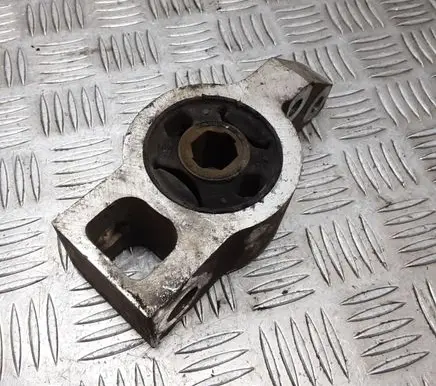 Engine mounting bracket