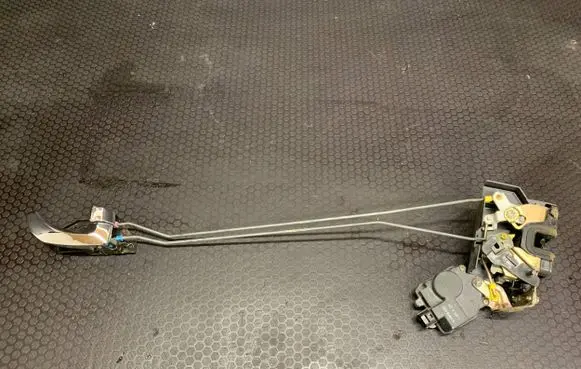 Hyundai Terracan Front door lock 256LC
