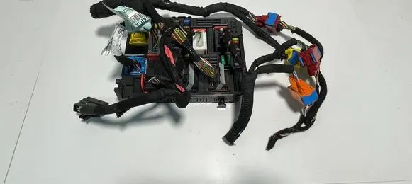 Peugeot 5008 II Fuse module 9819855180 33847