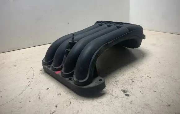 Volkswagen Golf IV Intake manifold 038129713H