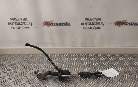 Opel Astra H Clutch master cylinder 90523769