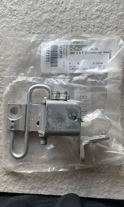 Volkswagen PASSAT B6 Rear door lower hinge 3C4833412C