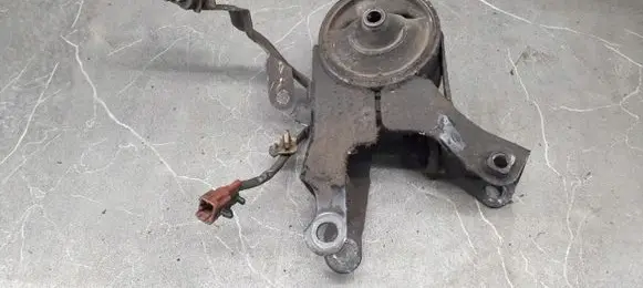 Nissan Murano Z50 Engine mounting bracket