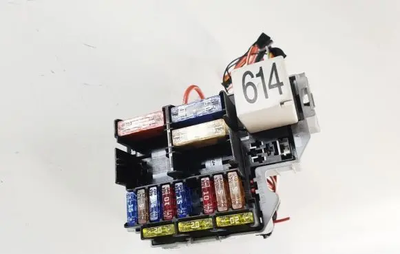 Audi Q7 4L Relay mounting block 