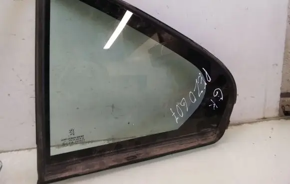 Peugeot 607 Rear vent window glass 43R000677