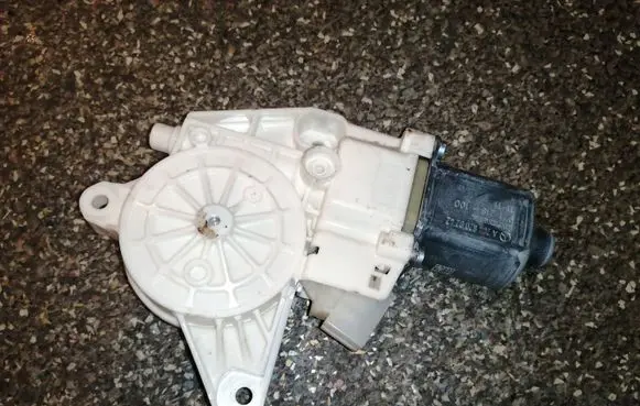 Mercedes-Benz E W212 Front door window regulator motor A2048200242