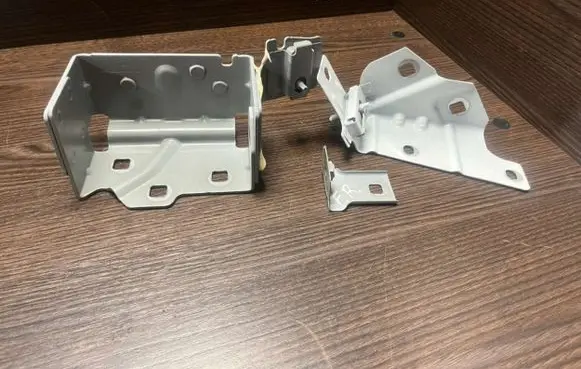 Renault Trafic III (X82) Fender mounting bracket 631445319R 663502593R
