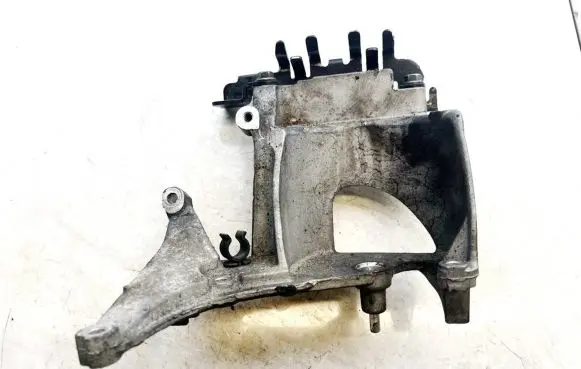 Peugeot 508 Engine mounting bracket