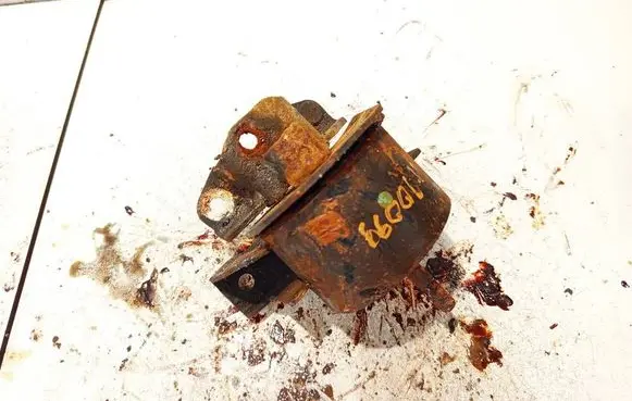 Nissan Primera Engine mount bracket 