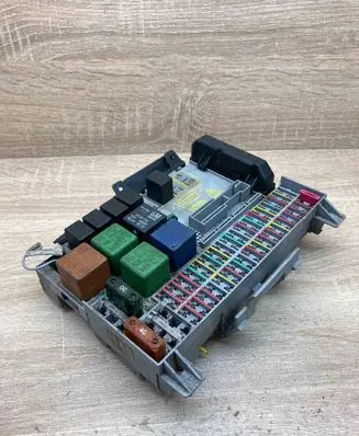 Opel Vectra B Fuse module 90504534