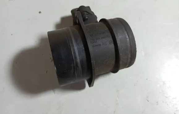 Volkswagen Touran I Mass air flow meter 074906461B 0281002461