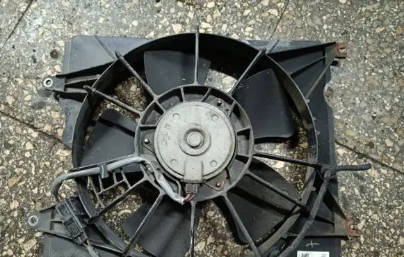 Honda CR-V Electric radiator cooling fan MF422750