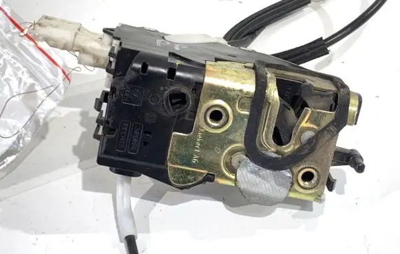 Peugeot 407 Front door lock 9656632980