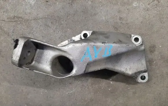 Audi A6 S6 C5 4B Engine mounting bracket 8D0199307P
