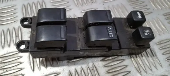 Nissan Primera Electric window control switch 25401AV660 C8D-D701N