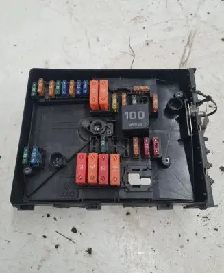 Volkswagen Touran I Fuse module 017181301