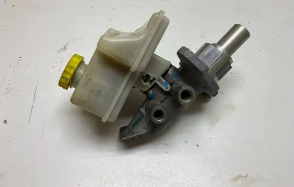 Dodge Durango Master brake cylinder 32668087