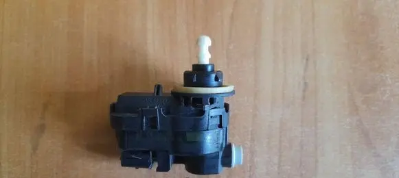 Toyota Yaris Headlight level adjustment motor 92000866