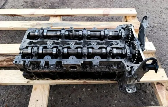 Mercedes-Benz A W176 Engine head 