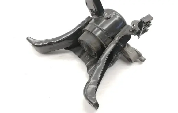 Toyota C-HR I Engine mount bracket