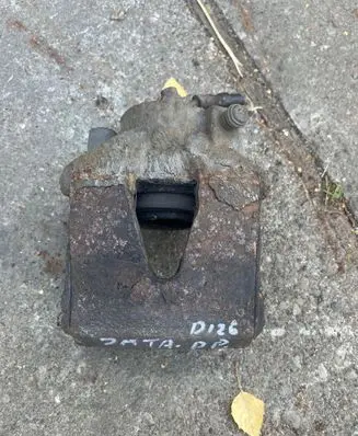 Volkswagen Jetta VI Front brake caliper