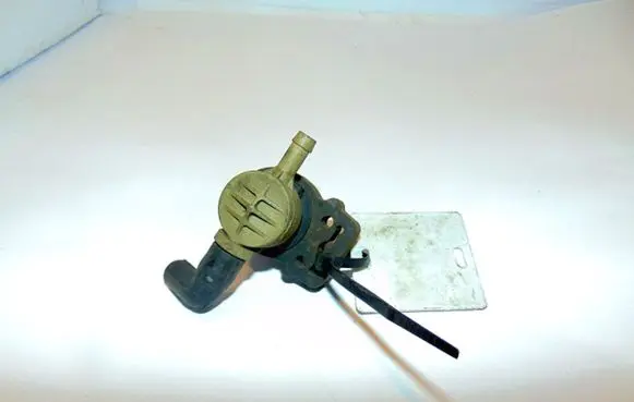 Mercedes-Benz E W210 Fuel tank valve A0004701693 0004701693