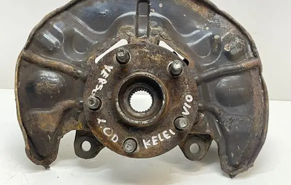 Toyota Corolla Verso AR10 Front wheel hub