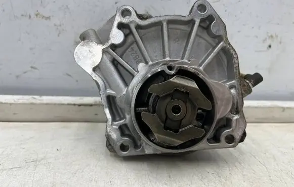 Opel Zafira C Vacuum pump 55205446