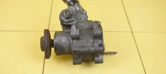 BMW 3 E90 E91 Power steering pump 6788838 N47D20C