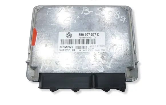 Volkswagen PASSAT B5 Engine control unit/module 3B0907557C 5WP4332