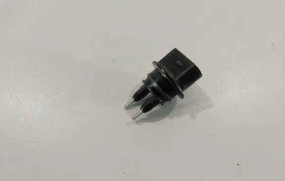 Volkswagen Golf VI Windshield washer fluid level sensor 7M0919376