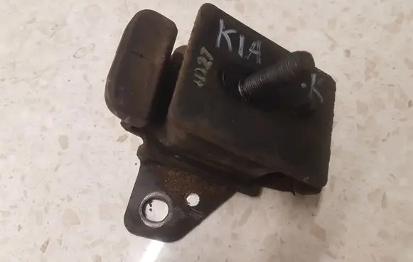 KIA Sorento Engine mount bracket 218123E150